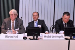 am Podium sitzend v.l. Prof. Rietschel (BIG), Prof. Hrabé de Angelis (DZD), Prof. Busch (Bayer Healthcare)