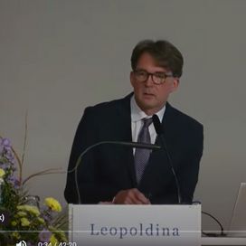[Translate to Englisch:] Prof. Tschöp am Rednerpult der Leopoldina.