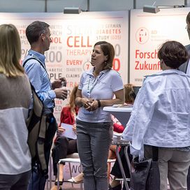 [Translate to Englisch:]   Interessenten informieren sich am Stand des DZD über Diabetesforschung. 