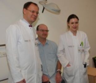 Der Chirurg Prof. Robert Grützmann (links) und die Internistin Dr. Barbara Ludwig (rechts), DZD-Mitglied, mit ihrem Patienten Michael Schöne
